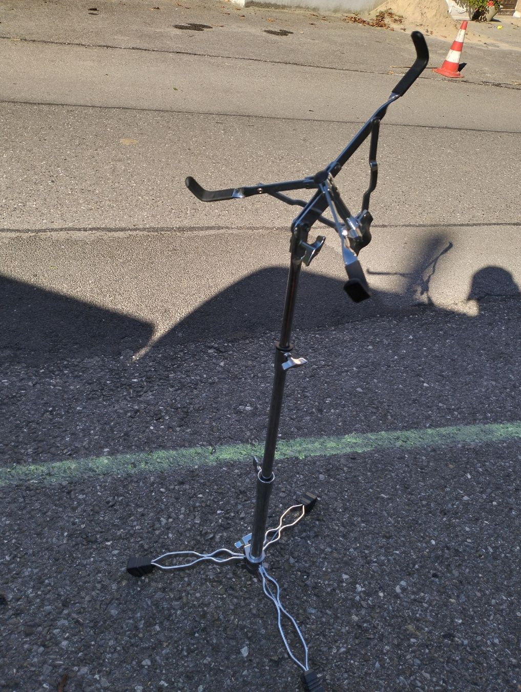 Musikinstrumente: Musique  Support pour tambour, – Gebraucht aus Cheyres von Capitain