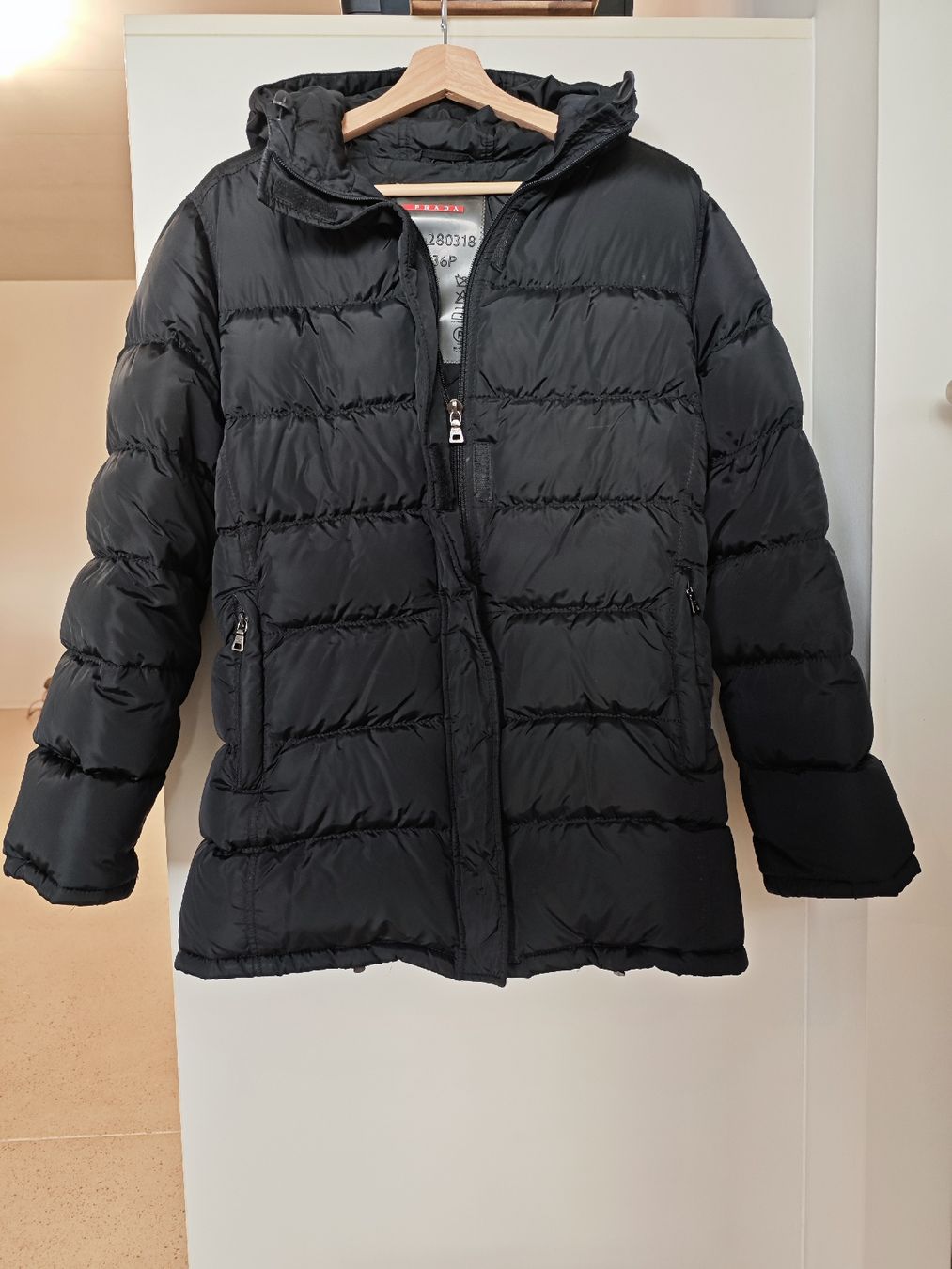Prada Jacken: Prada Black Down Padded Jacket, Size 42, Winter Essential 🖤 – Gebraucht aus Zürich von alu_dzr7 5