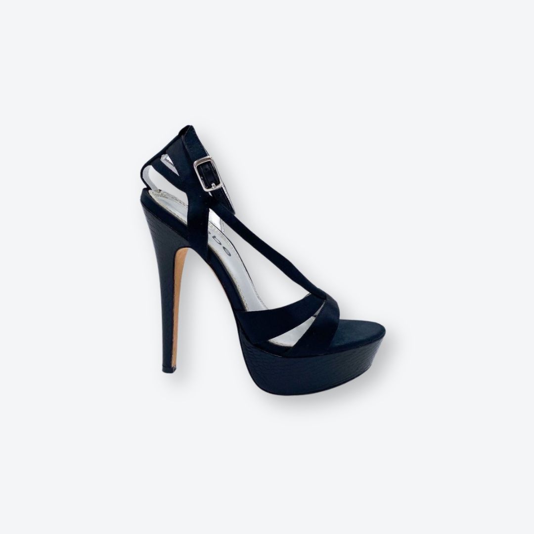 Scarpe da donna: Schwarze plateau Sandals in Gr. 35 – Usato da Oberkirch LU venduto da petitefashion 2