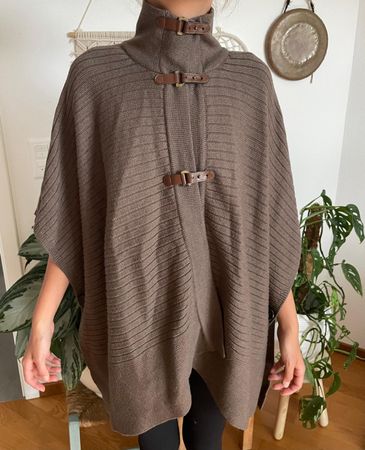 Luisa Viola Strickponcho braun mit Schnallen