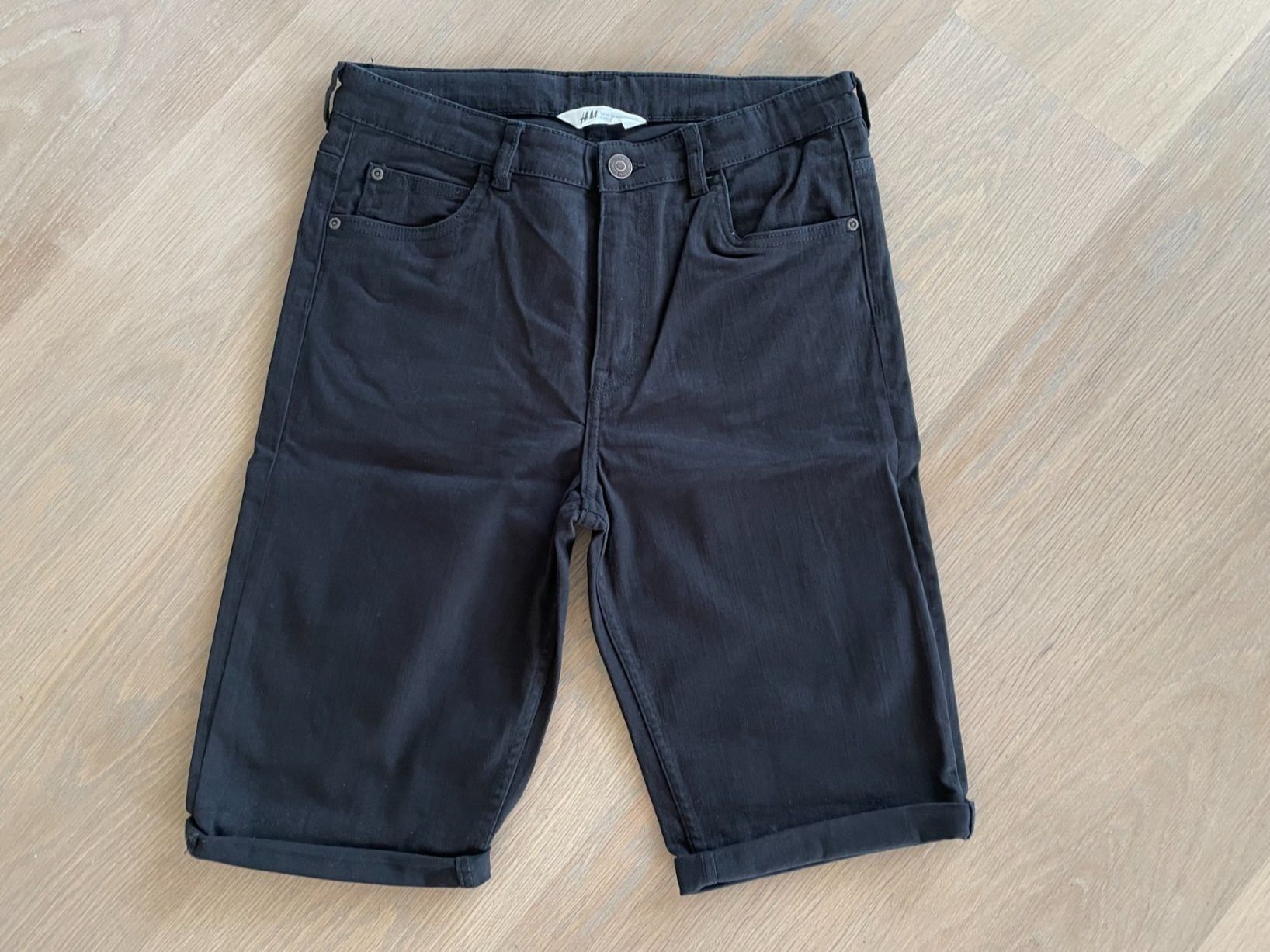 H&M Pantalons: Schwarze Jeans Shorts in Grösse 170 – D'occasion à Rüschlikon par user999