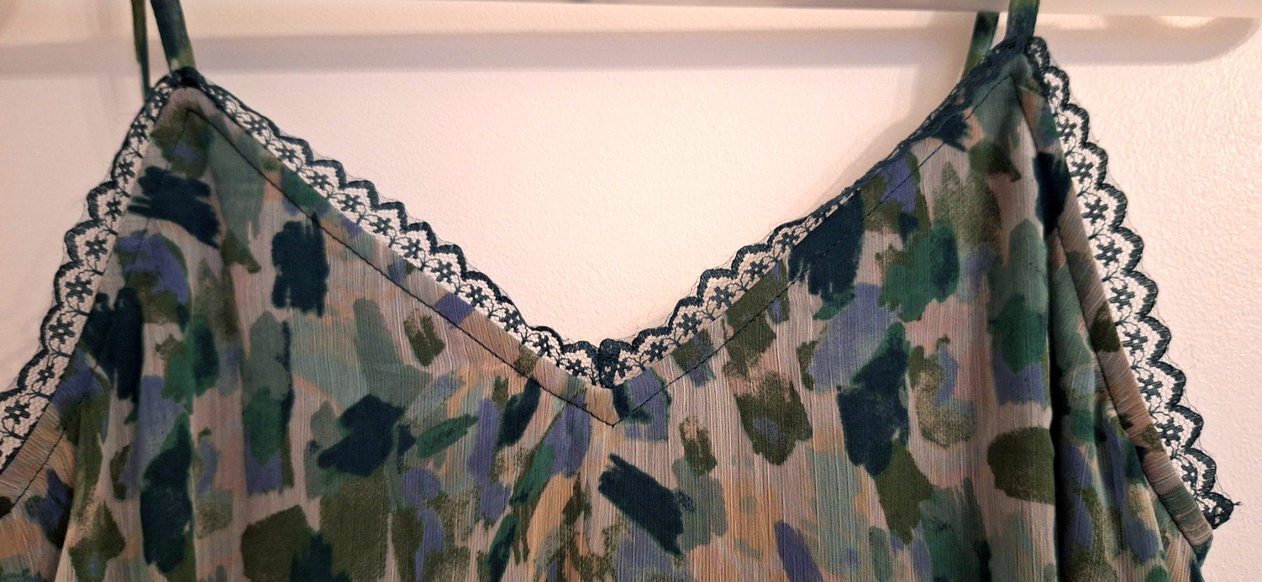 Vila Kleider: Gemustertes Sommerkleid mit Spaghettiträgern – Gebraucht aus Matten b. Interl von iae_cwc7 1