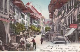 Thun Hauptstrasse mit Personen die Holz schneiden