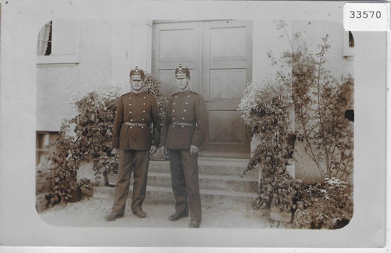Cartes postales: 2 stramme Soldaten - Armee Suisse – D'occasion à Ettingen par Kartenplanet