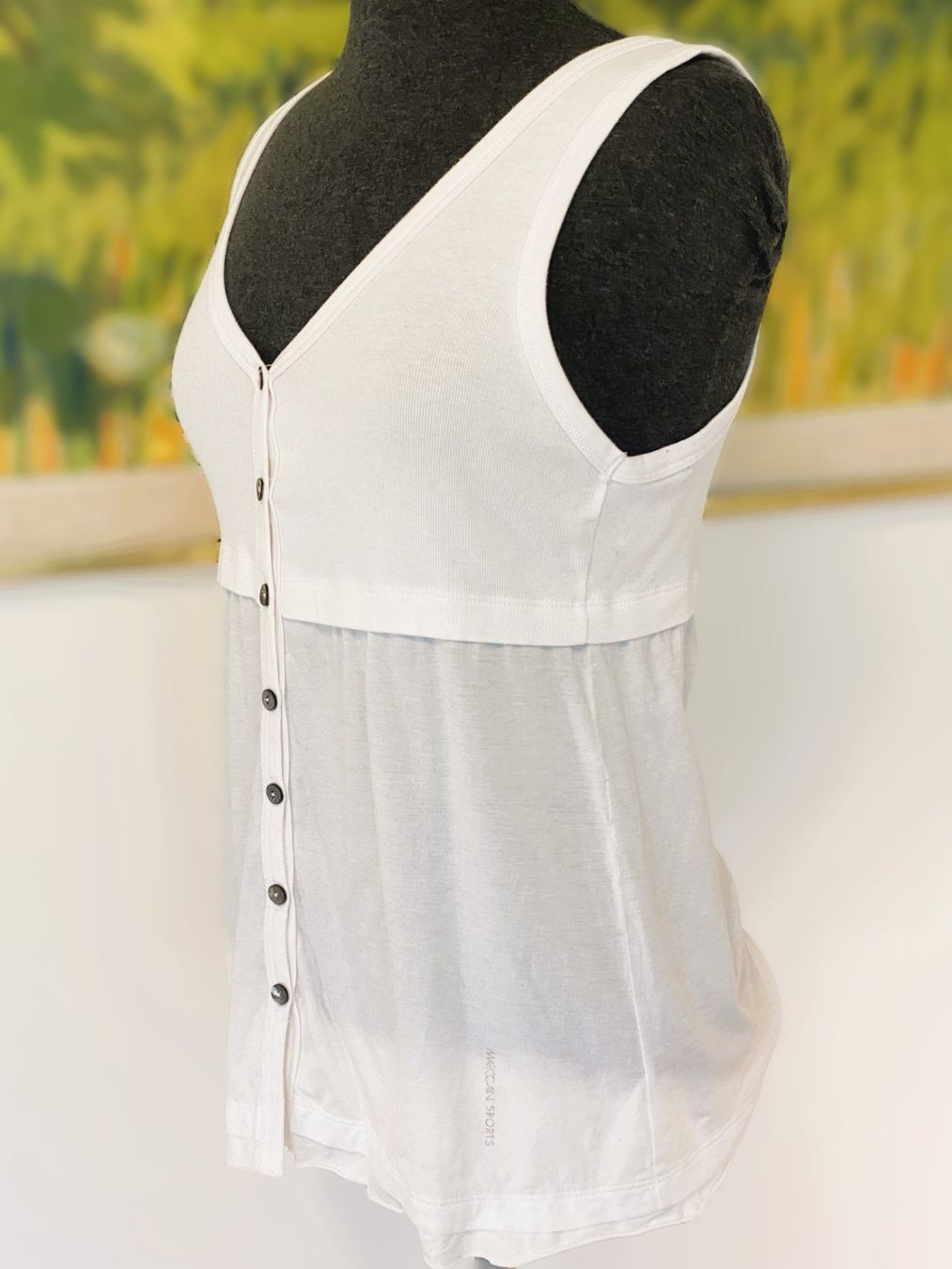 Marc Cain T-Shirts: MARCCAIN weisses Basic Shirt mit Perlmuttknöpfen N3 – Gebraucht aus Allschwil von Rosenfee 1