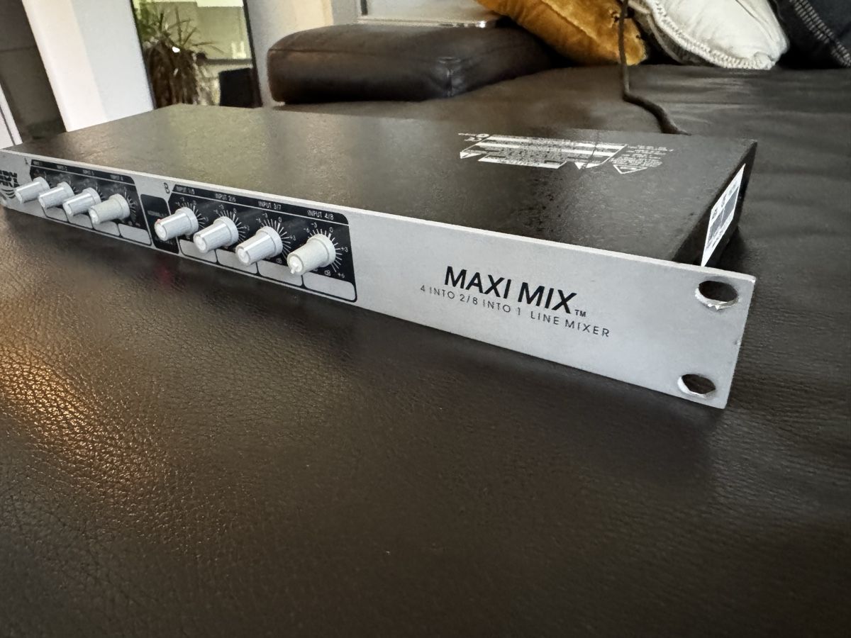 Console di mixaggio: ARX Maxi Mix 4 into 2, 8 into 1 Line Mixer – Usato da Zürich venduto da 1cut2 2