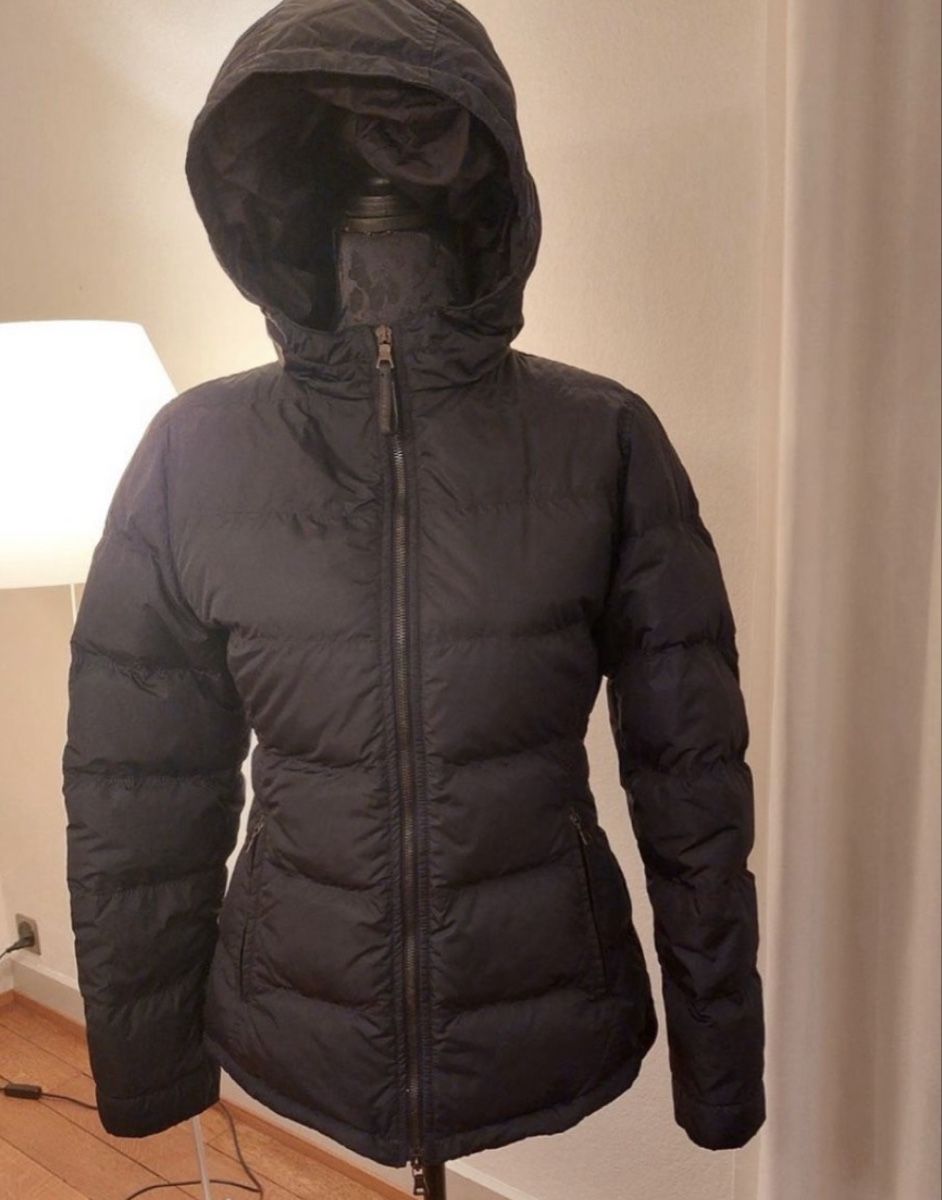 Prada Giacche: Prada Winterjacke schwarz mit Kapuze – Usato da Zürich venduto da Viviennedora 5