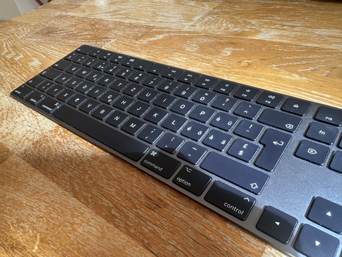 Apple Tastiere: Apple Magic Keyboard mit Ziffernblock Space Grau CH – Usato da Basel venduto da samsonite2 1