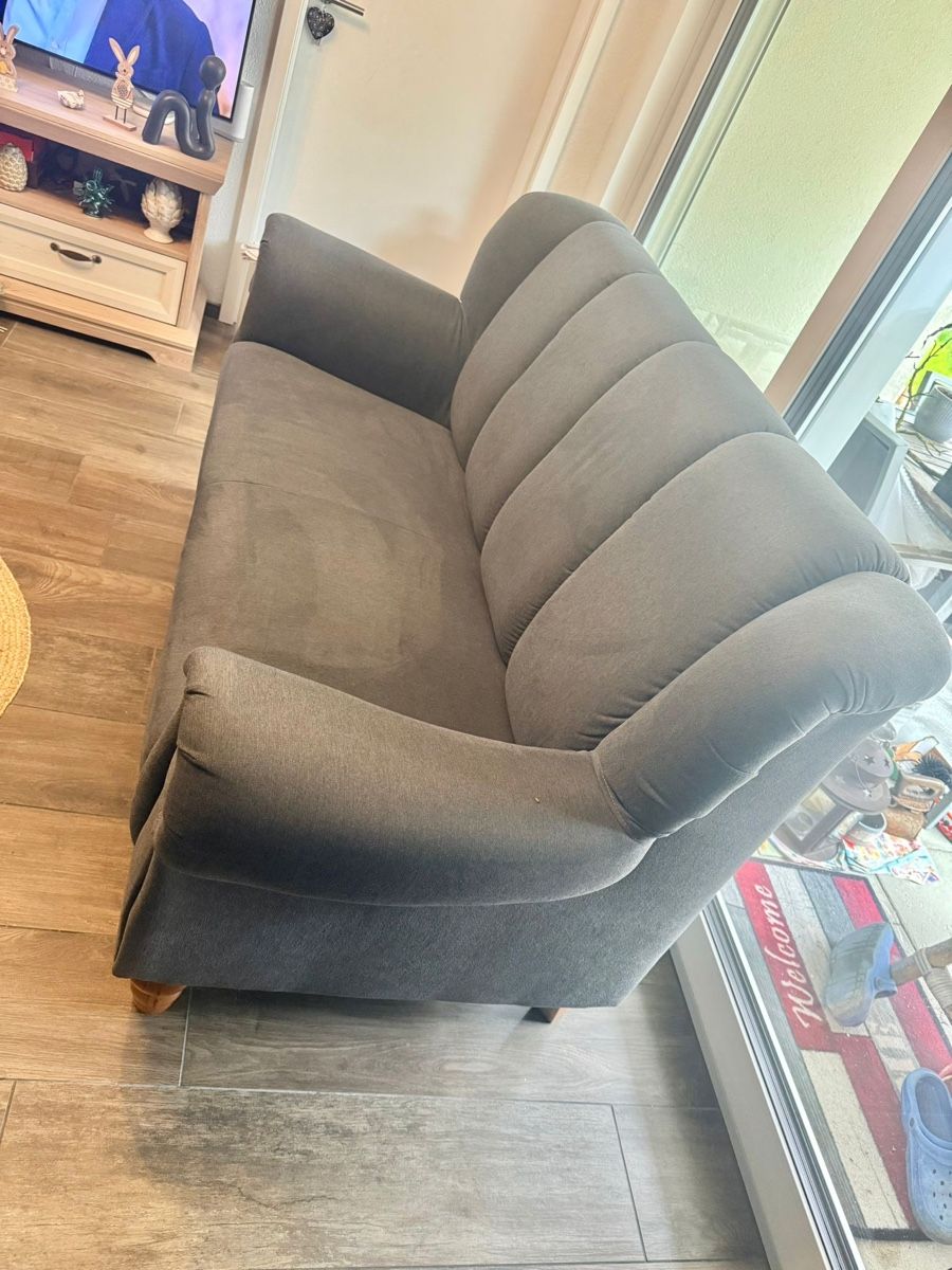 Divani: Sofa 2-Sitzer grau, gut erhalten, CHF 50,- – Usato da Hendschiken venduto da gfc_81 7