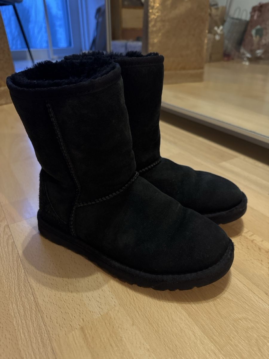 Scarpe da donna: Schwarze UGG Boots, Grösse 37 – Usato da Fribourg venduto da wid_95vj