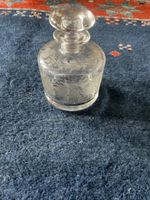 Flacon ancien en verre gravé, vintage et élégant!
