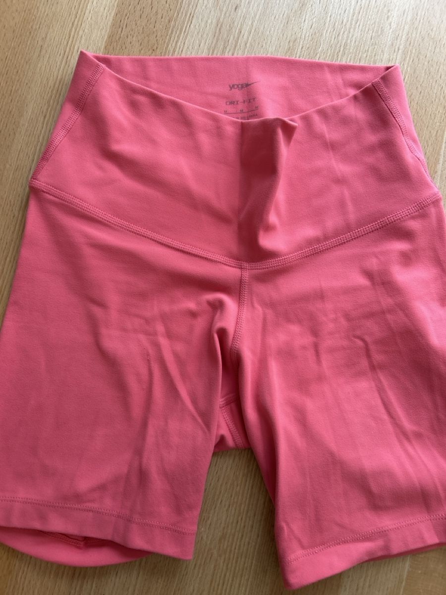 Nike Leggings: Nike Yoga Shorts corall Grösse M – Gebraucht aus Nänikon von Amerika73