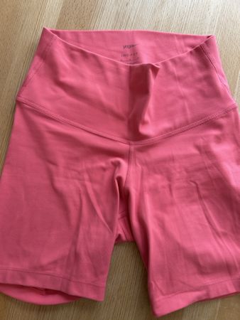 Nike Yoga Shorts corall Grösse M