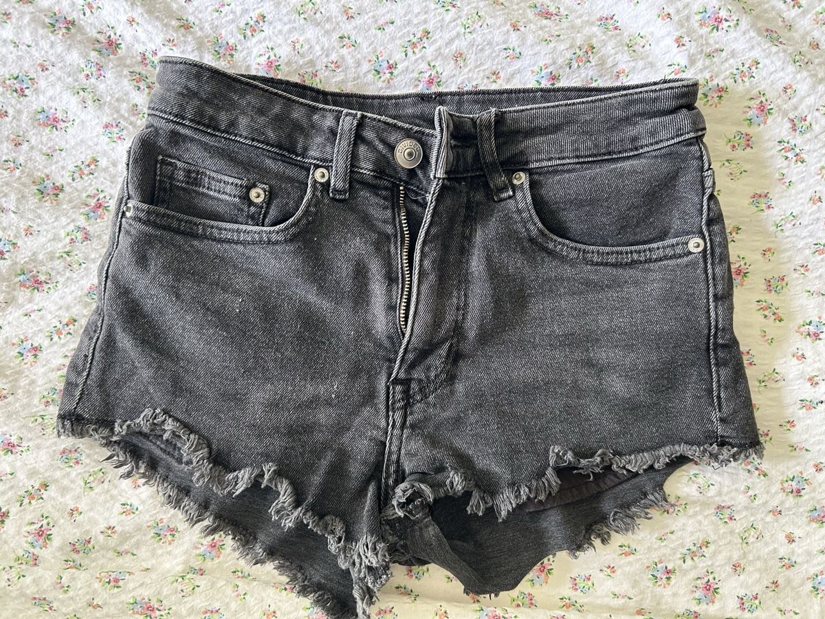 H&M Pantaloni: Short jeans noir  – Usato da Lausanne venduto da SaraSkjellaug