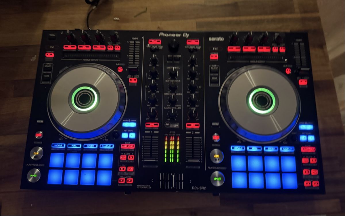 Pioneer Console di mixaggio: Pioneer DDJ-SR2 DJ Controller - Excellent Condition for Part – Usato da Wollerau venduto da Thiago_CH