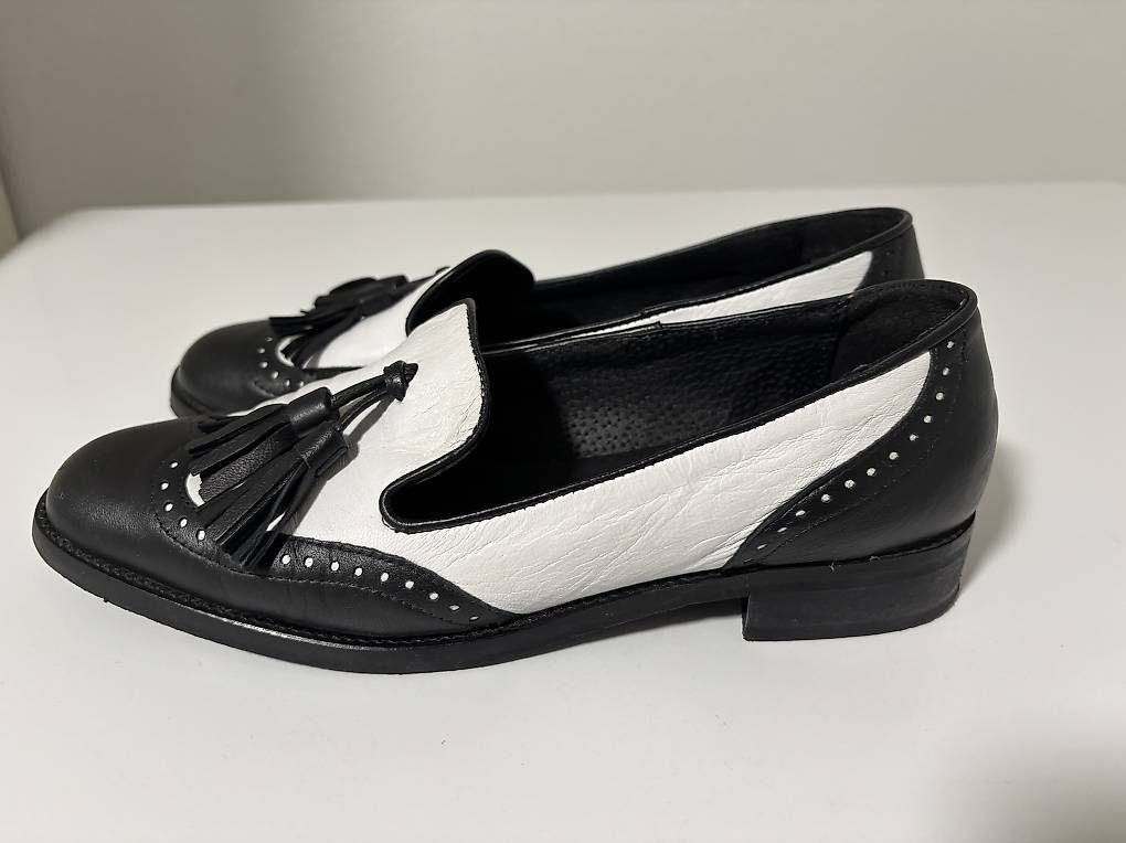 Damenschuhe: Mocassini bicolore in pelle nera e bianca – Gebraucht aus Soazza von afa_r6cx 2