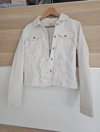 Weisse Jeansjacke der Marke Vila
