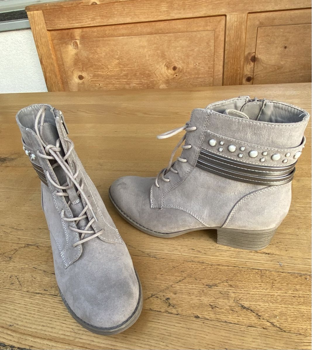 Graceland Scarpe da donna: Stiefeletten Boots mit Perlennieten Gr. 38 hellgrau – Usato da Fislisbach venduto da KolibriSecondhand 4