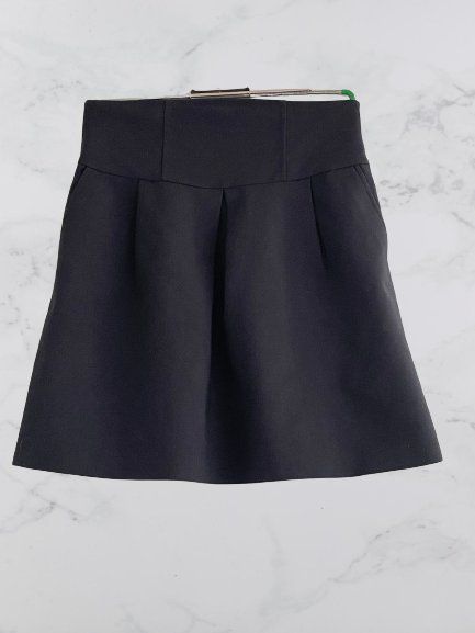 Zara Robes et jupes: Jupe "Zara Basic" Taille S – D'occasion à Genève par TradeCH