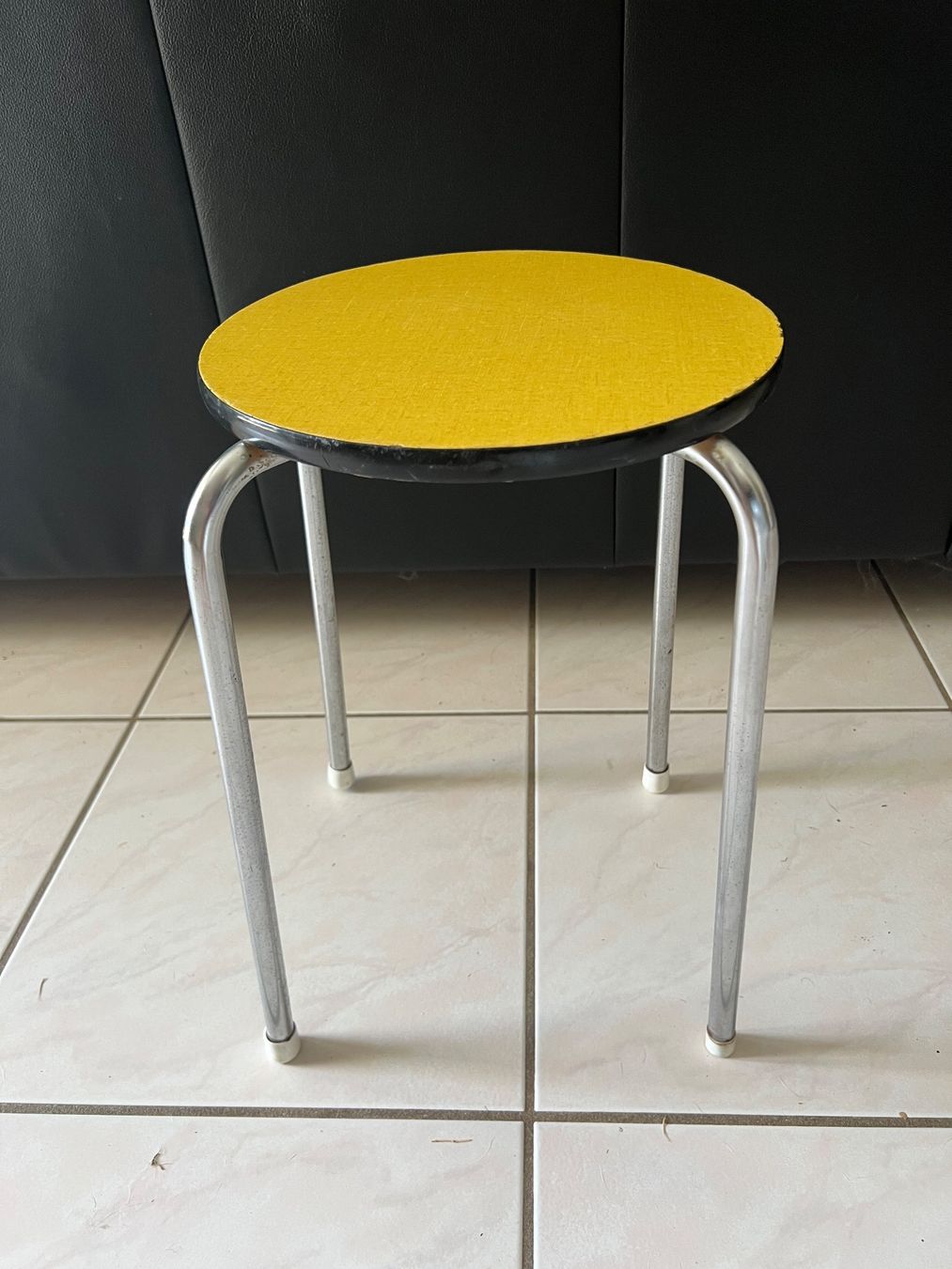Hocker: Vintage Hocker, Chromgestell, gelbe Sitzfläche – Gebraucht aus Hunzenschwil von Madachica