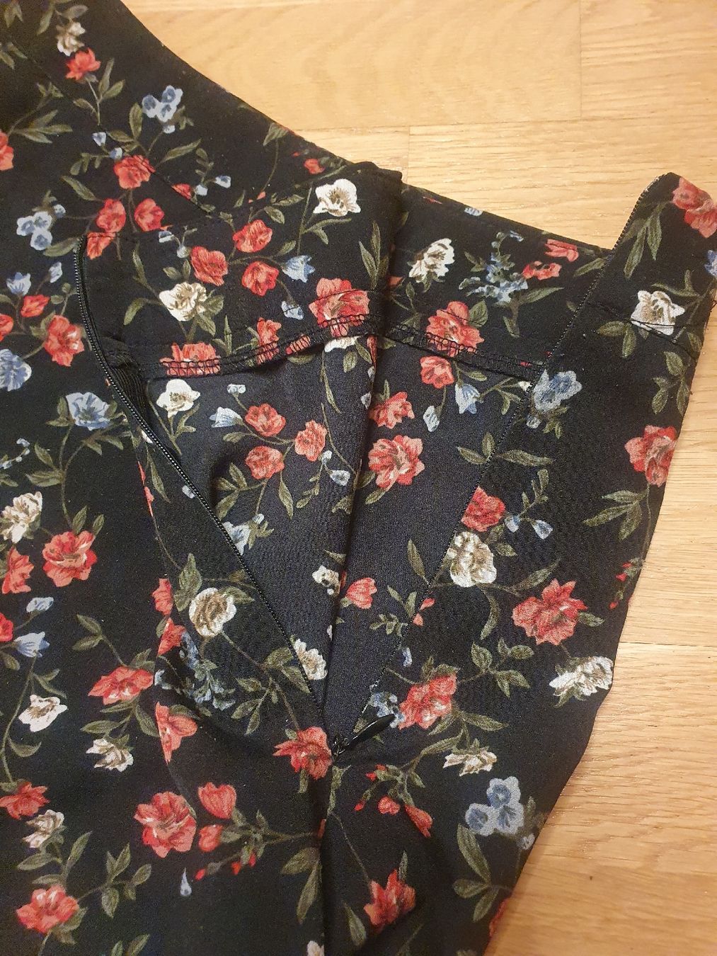Gonne: Damen Rock schwarz mit Blumenmuster – Usato da Moosseedorf venduto da Sonnenschein.. 5