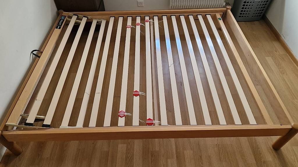 Betten: Cadre de lit + sommier 160x200cm – Gebraucht aus Les Bioux von mrk_2kyw