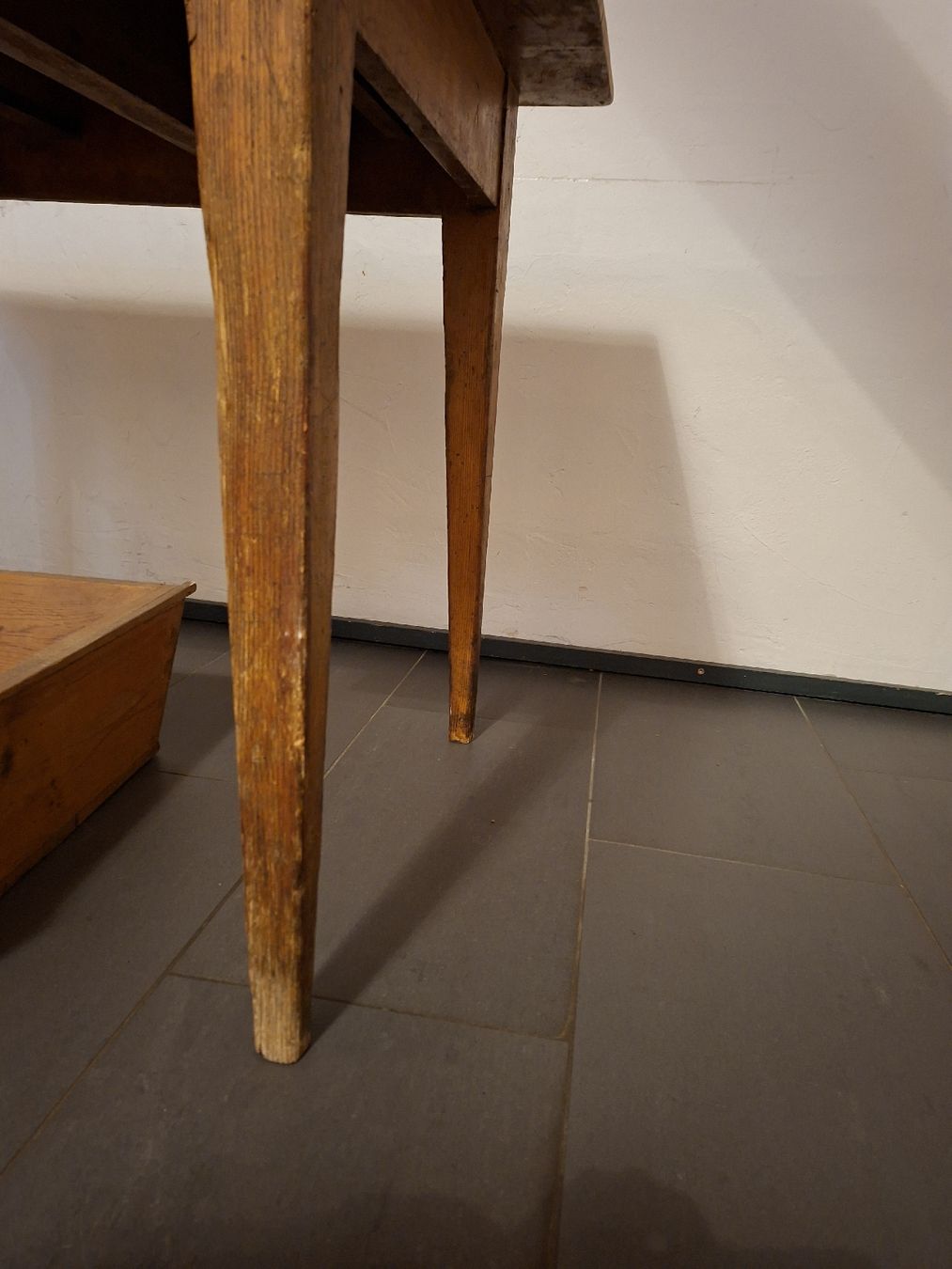 Tavoli: Alter Holztisch mit Schublade  – Usato da Aadorf venduto da Hupfgump 7