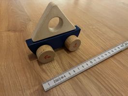 Schiffchen aus Holz mit Rädern, Greiflern von Minamo