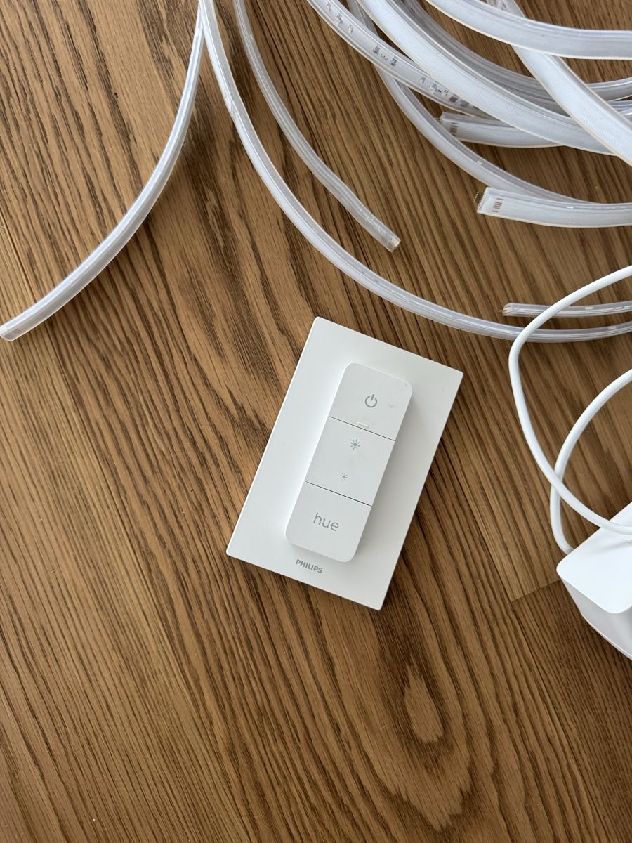 Philips Ghirlande e barre luminose: Philips Hue Lightstrip Plus 10m 60cm, mit Schalter – Usato da Uetikon am See venduto da happywishes 1