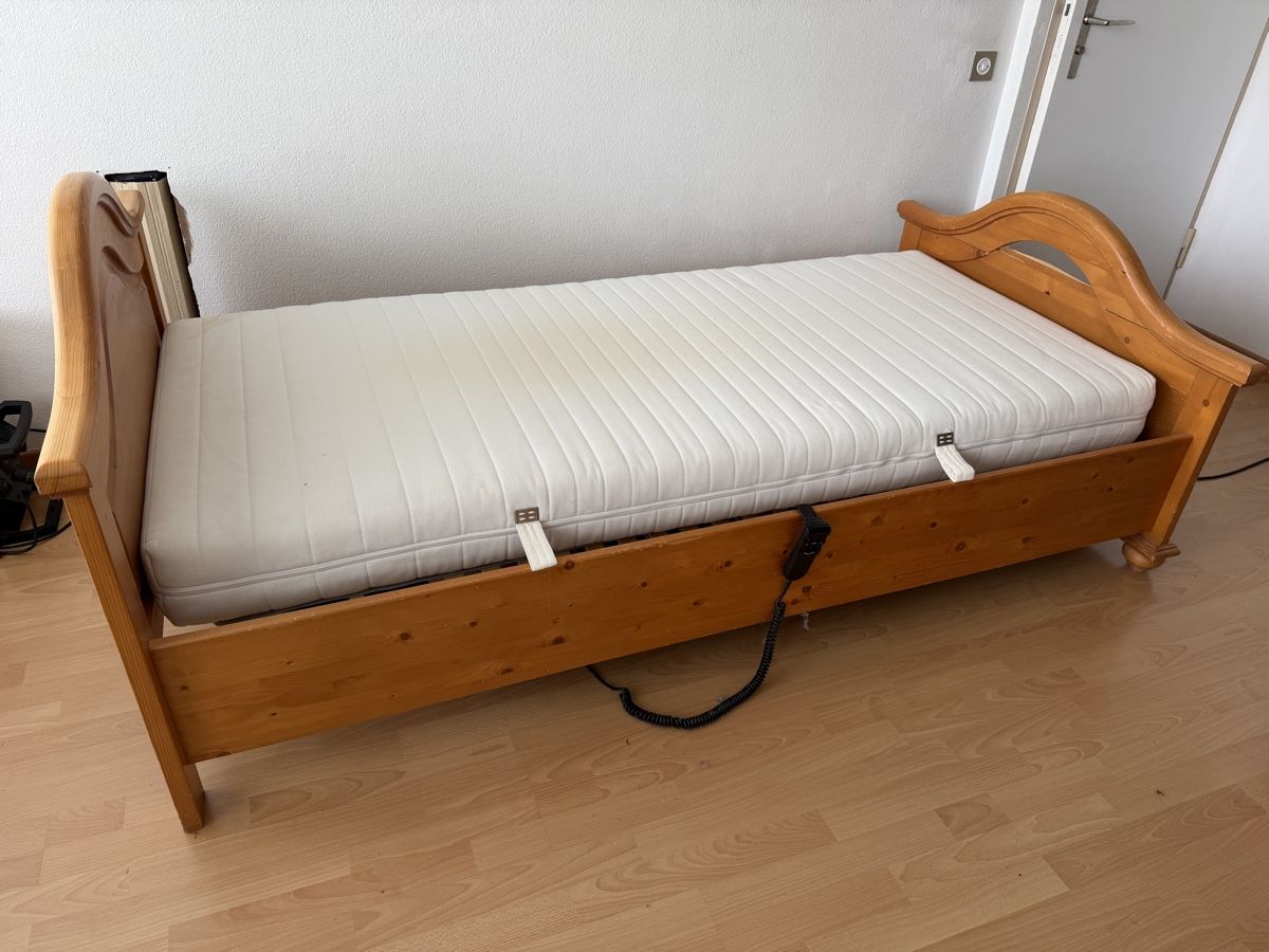 Betten: Elektrobett mit Lattenrost und Matratze – Gebraucht aus Dürrenroth von Clifford 1