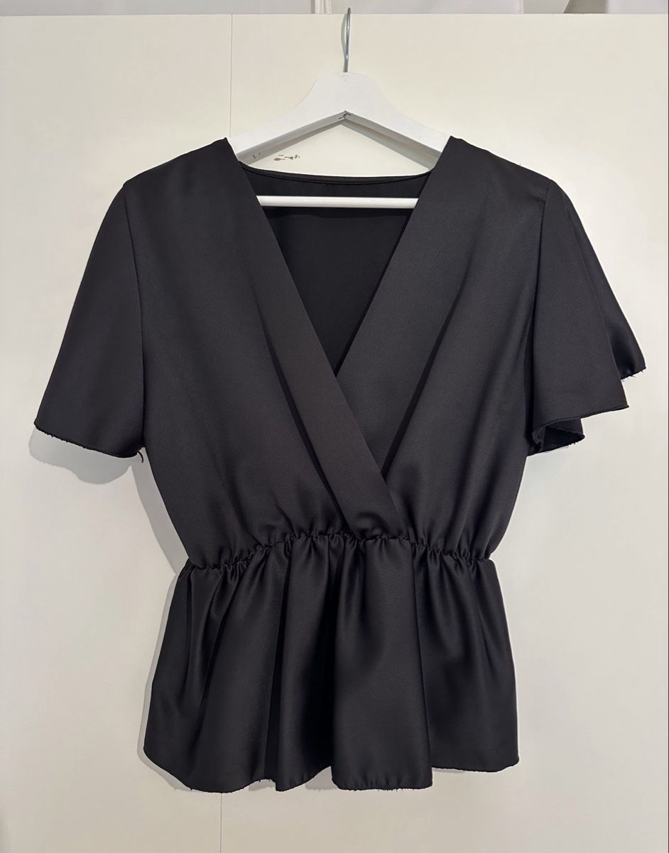 Chemisiers: Black Blouse with Flutter Sleeves Size S New – Neuf (Voir description) à Luins par vvs_7kqr 1