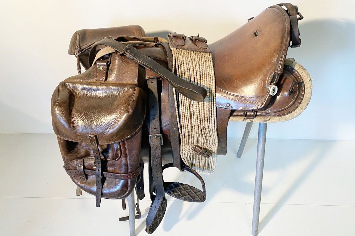 Selle & Accessori: Armee Pferdesattel mit Leder Taschen – Usato da Ballwil venduto da ClassicGallery 4