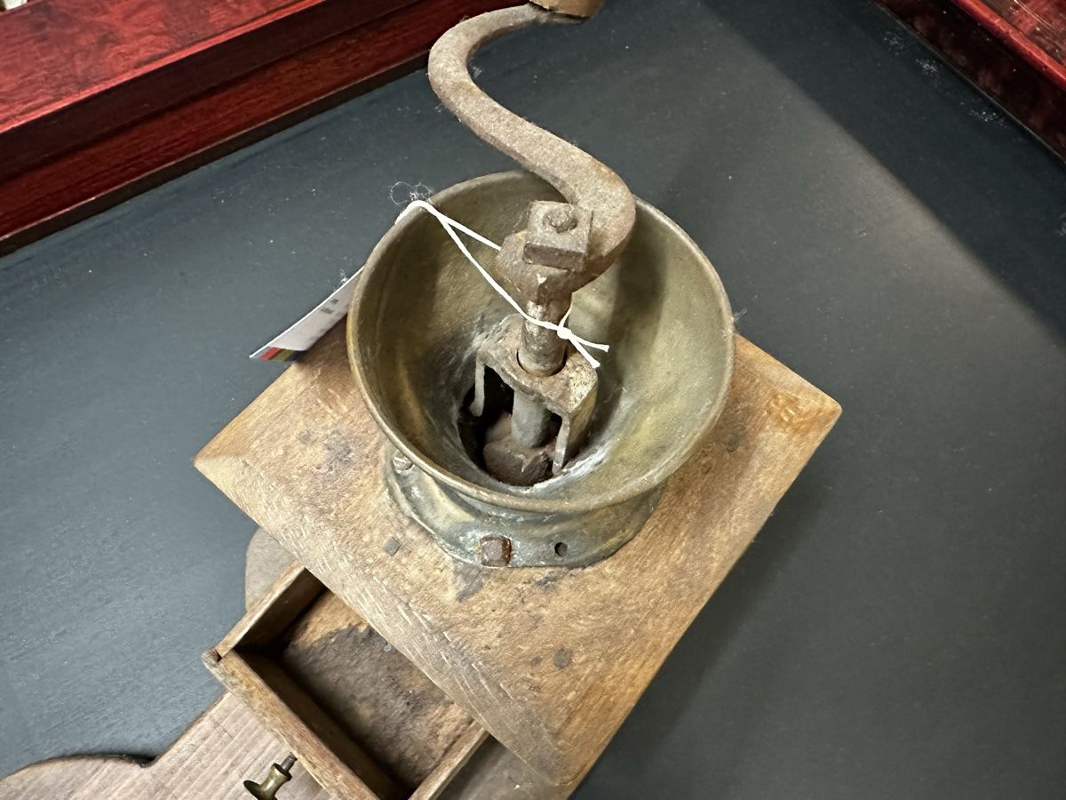 Kaffeemaschinen & Espressomaschinen: Antike Kaffee-Mühle, Nussbaumholz – Gebraucht aus Pfyn von ninosch7 3