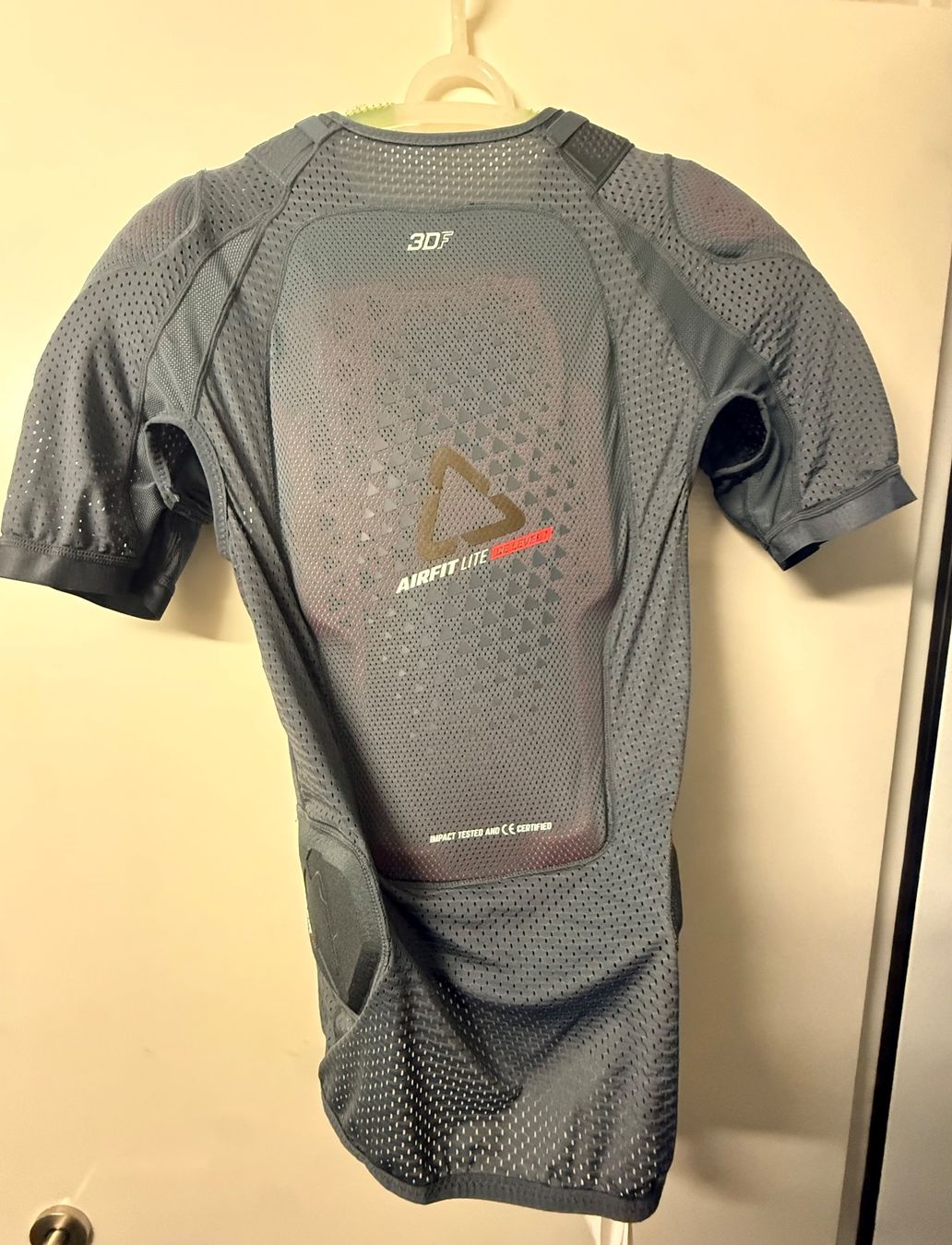 Protezioni & Imbottiture: Leatt Body Tee 3DF AirFit Lite Evo – Nuovo (secondo la descrizione) da Bienne venduto da vaz01 1
