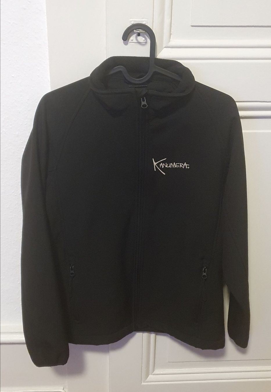Giacche: Veste zippée noire Softshell avec manchots au dos. Taille S – Nuovo (secondo la descrizione) da Lausanne venduto da Xenita