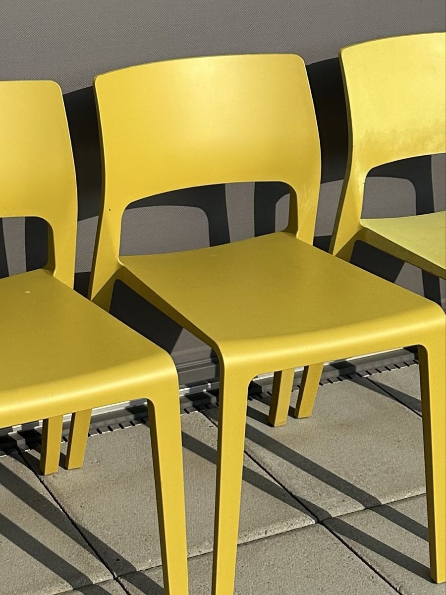 Stühle: Four Yellow Plastic Chairs Used Condition – Gebraucht aus Wädenswil von puh_n8wy 1