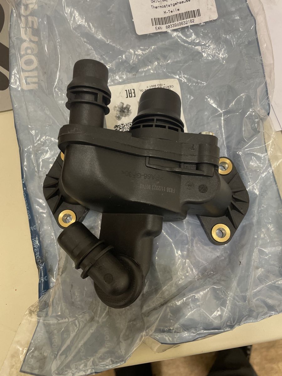 Jaguar Tutti pezzi di ricambio auto: Jaguar Thermostatgehäuse XF – Nuovo e nell'imballaggio originale da Buchs ZH venduto da Pitschpitsch