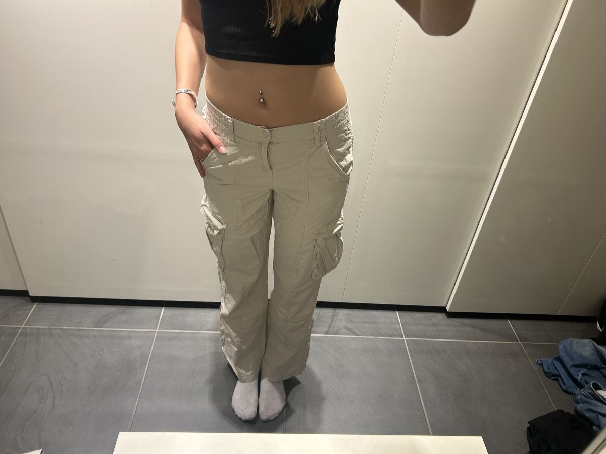 H&M Pantaloni: Damen Cargo Hose  – Usato da Niederurnen venduto da hee_s95t