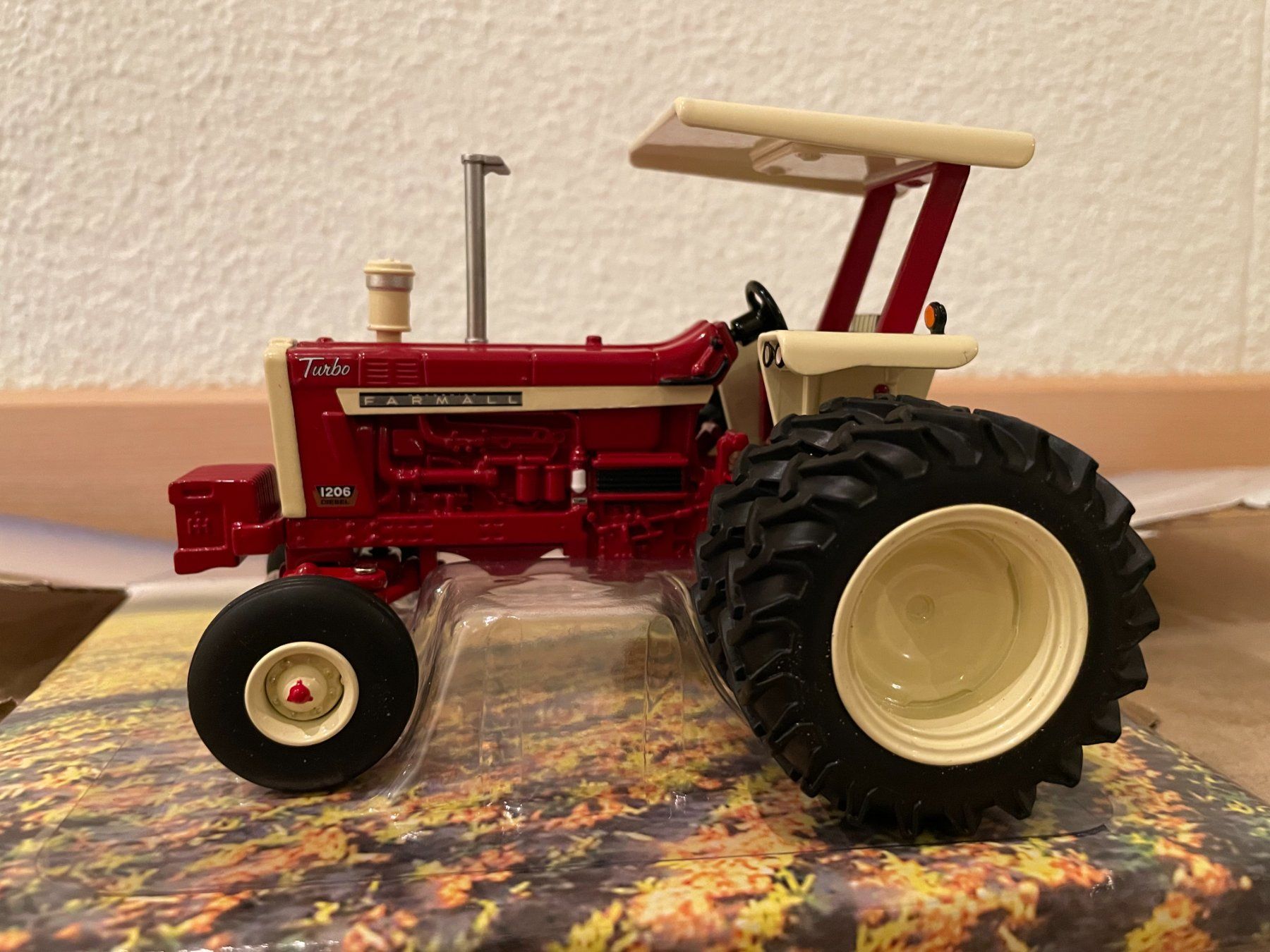 Case IH Trattori: Case IH Farmall 1206 – Nuovo e nell'imballaggio originale da Kreuzlingen venduto da Stefan1150