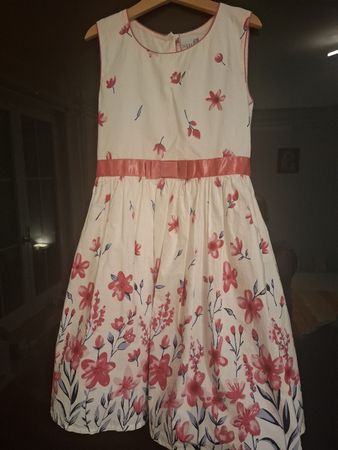 Kleid gr 140 mit Blumen🪷🌸🪷