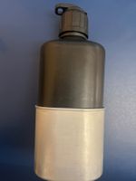Gourde militaire en plastique avec son bouchon