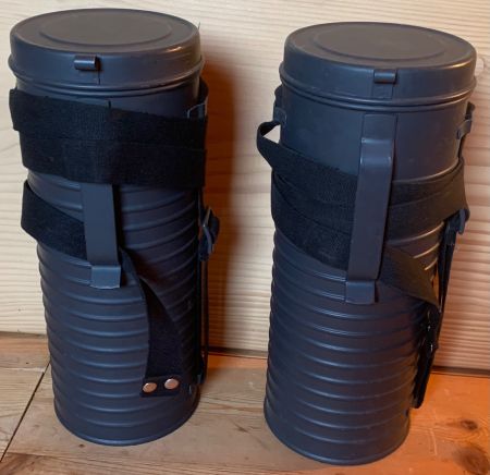 2 Gasmaskenbüchsen der CH Armee
