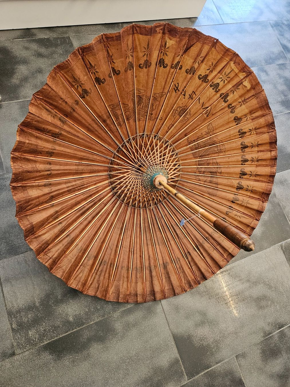 Ombrelloni: Asiatischer Sonnenschirm aus Papier – Usato da Ormalingen venduto da nomolnoi