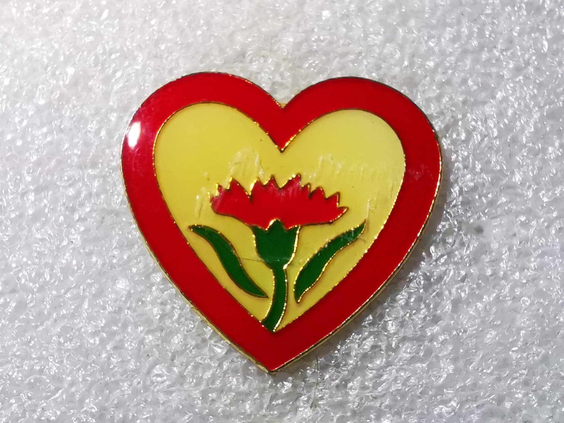 Placchette & Badge: Ansteckpin 55: Herz mit Blume – Usato da Oppligen venduto da Pin-Fall-Shop