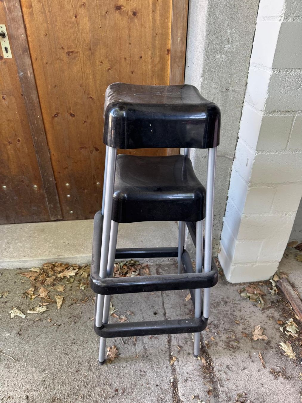 Hocker: Hocker Schwarz 2stck. – Gebraucht aus Utzenstorf von M.Kaesermann