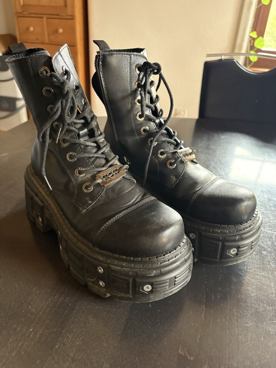Herrenschuhe: Botes noires taille 40 – Gebraucht aus St-Blaise von ari_g58n