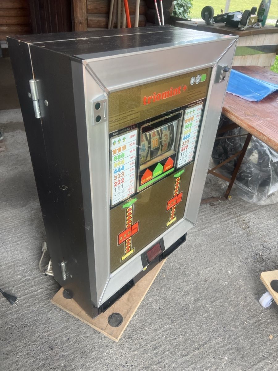 Slot Machine: Spielautomat Triomin Gehäuse mit Technik – Difettoso da Nänikon venduto da Flipperbar 1