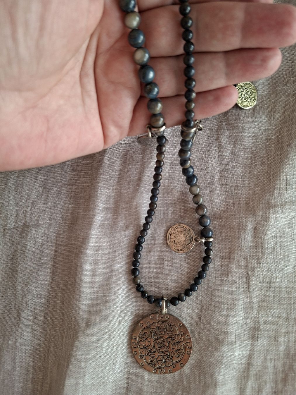 Catenine: Collier Vintage Bohème à Médaillons Gravés – Nuovo (secondo la descrizione) da Lutry venduto da Sim_Sta 3