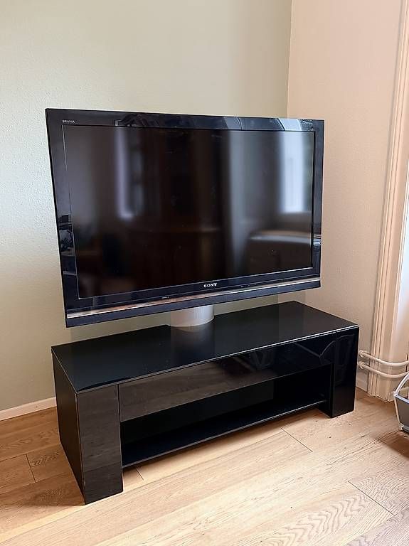 Appareils TV: Funktionsfähigen Fernseher mit Sideboard zu verschenken – D'occasion à Basel par Clari2404 1