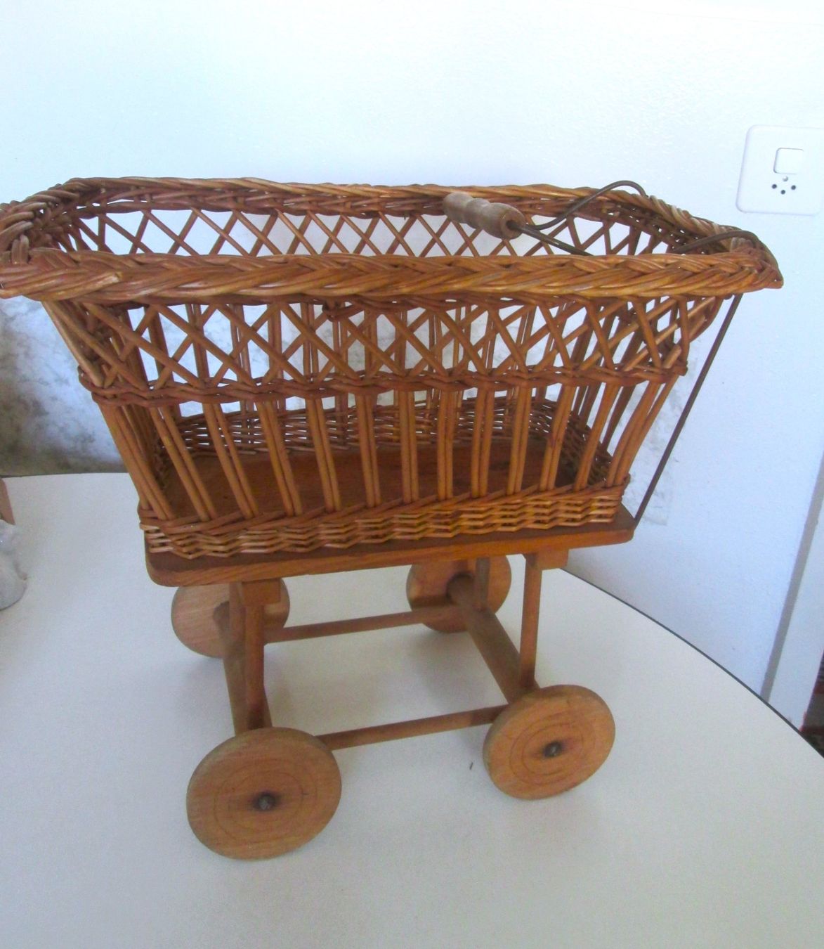 Carrozzine per bambole: Puppenwagen aus Korbgeflecht – Usato da Sementina venduto da babucia